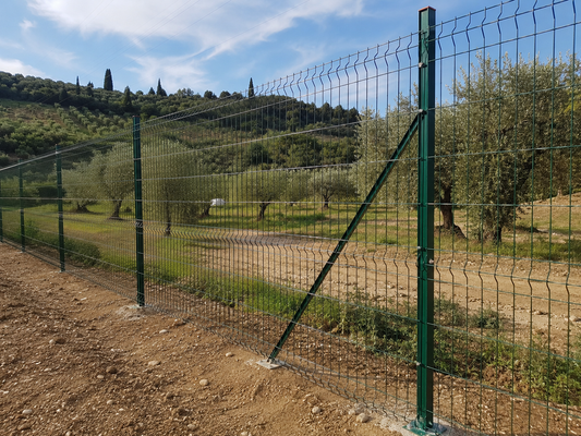 Pali di rinforzo per recinzione metallica con angoli e supporti stabili