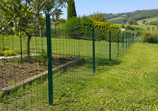 Recinzione semplice e temporanea con rete e paletti su terreno naturale