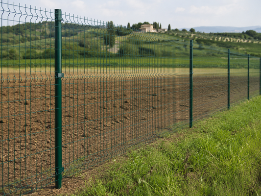 Rete verde per recinzioni in un contesto esterno pulito e realistico