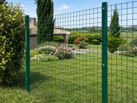 Recinzione economica di casa con rete elettrosaldata verde e paletti