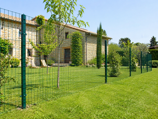 Cortile di casa delimitato con rete elettrosaldata verde e paletti