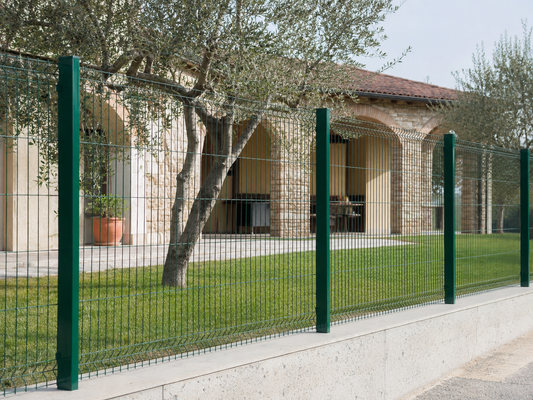 Rete metallica per cortile di casa con recinzione verde e paletti