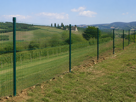 Rete metallica per terreno con dislivello installata su terra e campagna