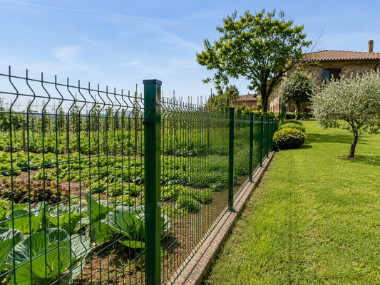 Rete per delimitare orto e giardino con recinzione verde e paletti